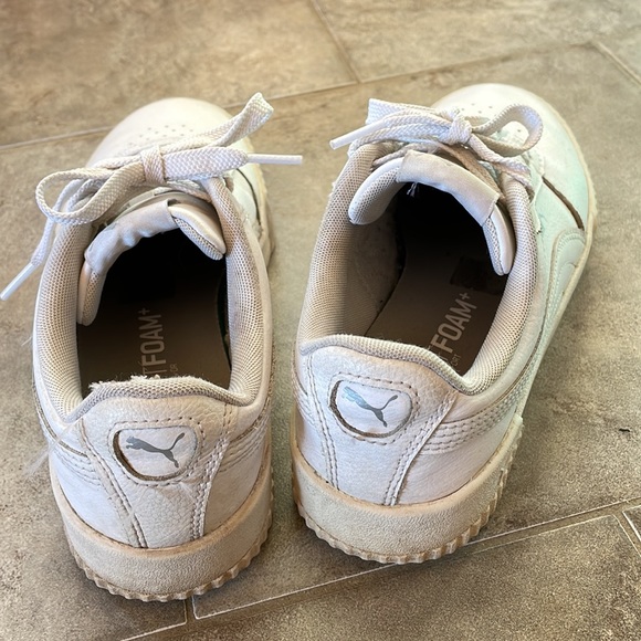 Woman’s size 7 Puma shoes - Picture 4 of 5